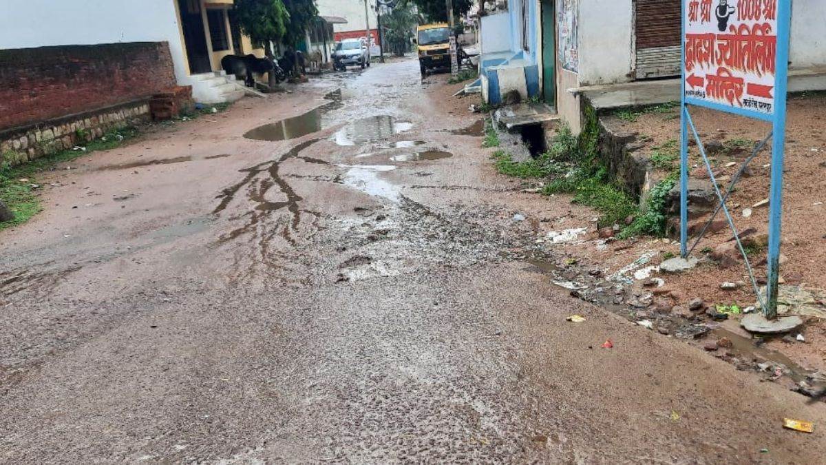 Chhatarpur News: फाइलों से बाहर नहीं आ रहे विकास कार्य, सड़कें बदहाल, लोग परेशान