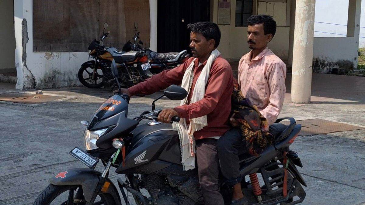 Khandwa News: खंडवा जिले के ग्रामीण क्षेत्रों के लिए शव वाहन नहीं, बाइक पर ले जाने को मजबूर