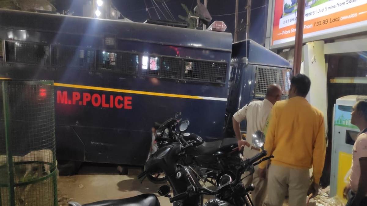 Jabalpur News : गोल बाजार के पास अनियंत्रित होकर नाले में घुसा पुलिस वाहन