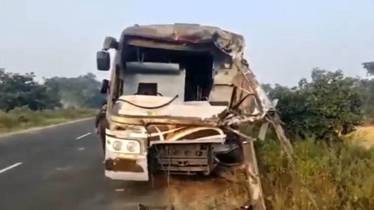 Accident In Seoni : चालक को झपकी आई, खड़े ट्रक से टकराई बस, तीन की मौत, 25 घायल