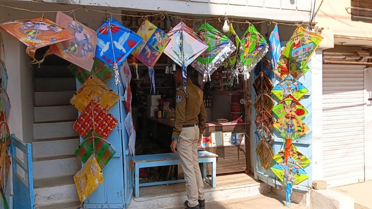 Shajapur News: चाइना डोर से हुए हादसे के बाद प्रशासन सख्त, पुलिस ने दुकानों पर चलाया सर्चिं‍ग अभियान