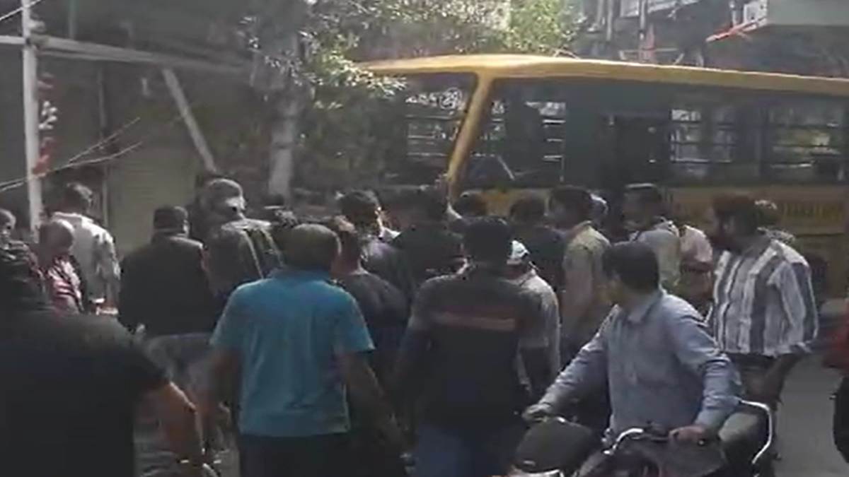 Indore Bus Accident: इंदौर में स्‍कूल बस ने एक व्‍यक्ति को रौंदा, राहगीरों को टक्‍कर मारकर खंभे में घुसी